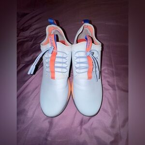 Clove Nursing Sneakers Fluid Resistant – Women’s Size 10 (W10 / M8.5)